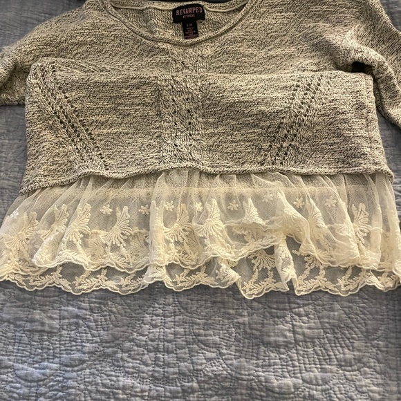 Ladies sweater with lace hem. Very pretty and girly - Picture 3 of 4